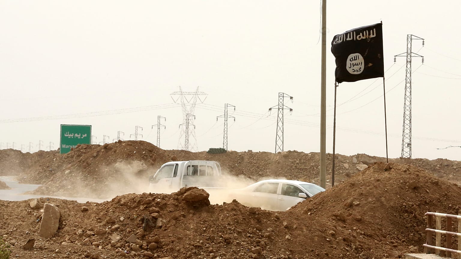 Des militants de l'État islamique passent devant un poste de contrôle dans le village de Maryam Begg, au nord de Bagdad, en Irak, le 29 septembre 2014.