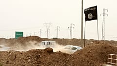 Miliziani dello Stato islamico davanti a un posto di controllo nel villaggio di Maryam Begg, a nord di Baghdad, in Iraq, il 29 settembre 2014