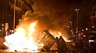 Los manifestantes incendiaron papeleras durante los enfrentamientos por la crisis de la vivienda en España, en Barcelona, el lunes 5 de octubre de 2026. 