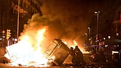 Los manifestantes incendiaron papeleras durante los enfrentamientos por la crisis de la vivienda en España, en Barcelona, el lunes 5 de octubre de 2026. 