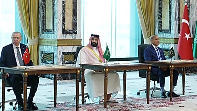 ARŞİV - Cumhurbaşkanı Erdoğan, Suudi Arabistan Veliaht Prensi bin Selman ile Pakistan Başbakanı Şerif, Mekke'de Ortak Savunma Anlaşması imzaladı, 7 Ağustos 2026.