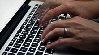 Archivbild vom 19. Juni 2017: Eine Person arbeitet an einem Laptop.
