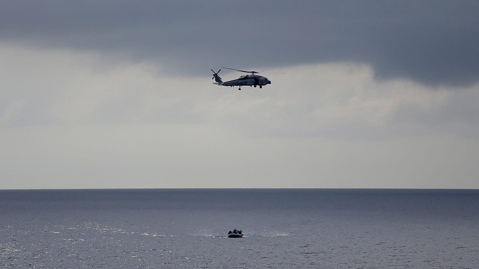 Archivo. Un helicóptero y una lancha de la Marina de EE.UU. durante un ejercicio antidroga en 2012.