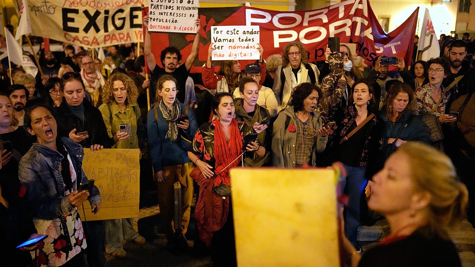 Centenas de manifestantes concentrados em frente à Assembleia da República, em Lisboa, em 27 de outubro de 2026