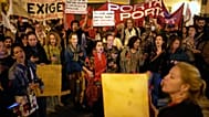 Centenas de manifestantes concentrados em frente à Assembleia da República, em Lisboa, em 27 de outubro de 2026