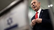 Binyamin Netanyahu oy merkezinde.