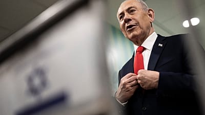 Binyamin Netanyahu oy merkezinde.