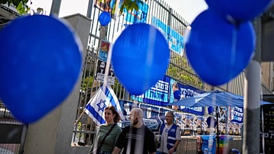 Wähler betreten in Tel Aviv ein Wahllokal, um bei der Parlamentswahl in Israel am Dienstag, 27. Oktober 2026, ihre Stimme abzugeben.