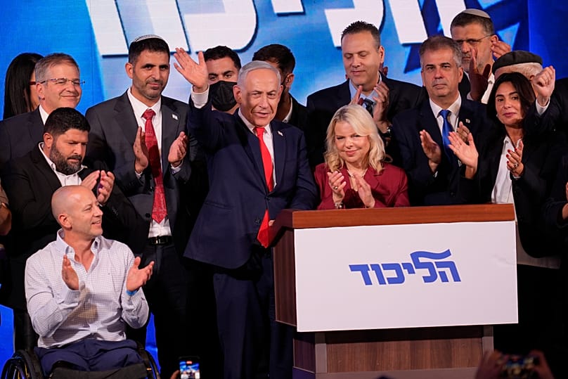 Benjamin Netanyahu acena aos seus apoiantes após a divulgação dos primeiros resultados das sondagens à saída das urnas nas eleições gerais de Israel, 28 de outubro 2026