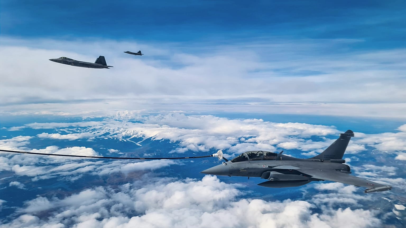 Archivo: Aviones para misiones militares 