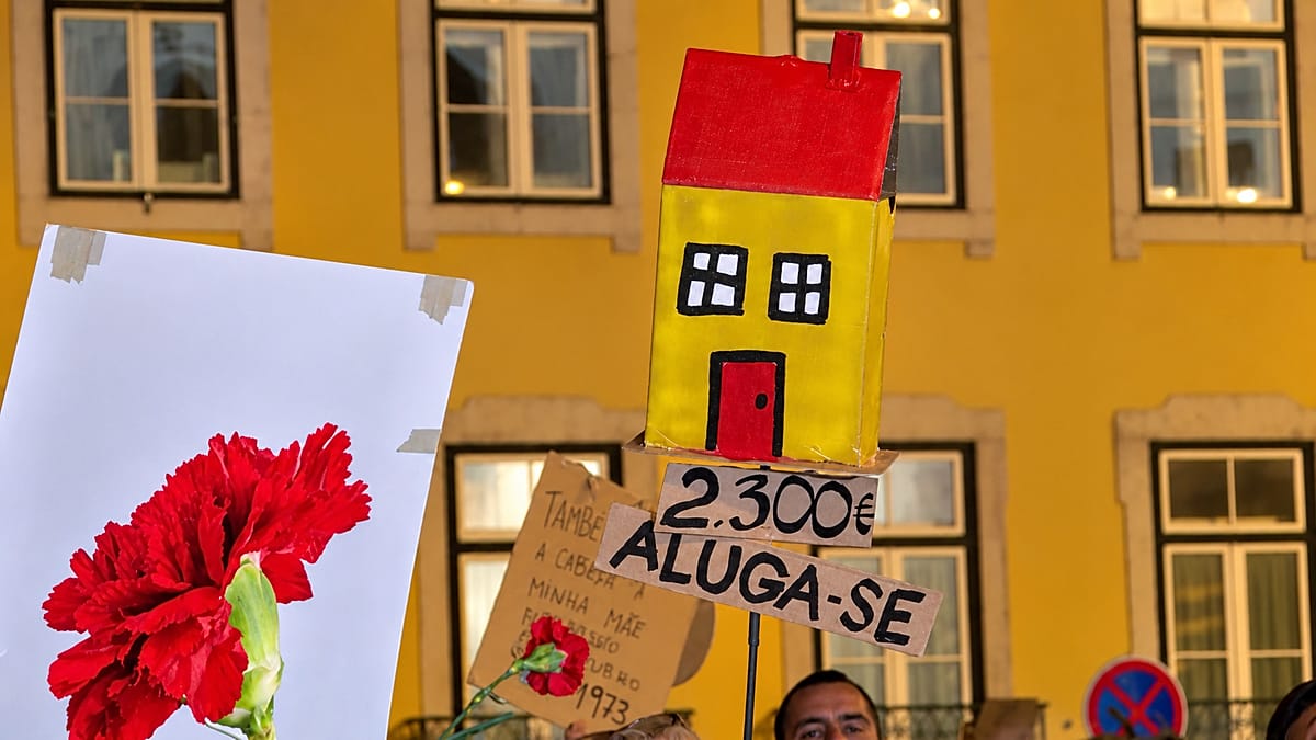 Portugal: Lisbon housing crisis sparks protest outside parliament