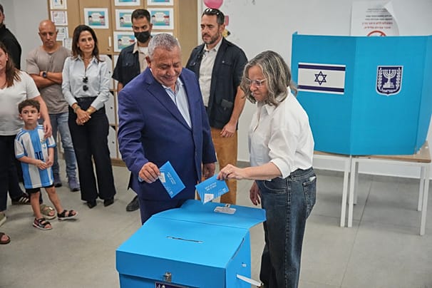 گادی آیزنکوت پای صندوق رای