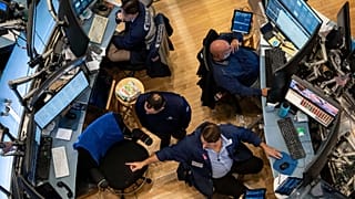 Трейдеры работают на площадке Нью-Йоркской фондовой биржи, пятница, 16 октября 2026 года, Нью-Йорк. (