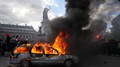 Praça da República, Paris, 17.10.26 (AP Photo/Thibault Camus)