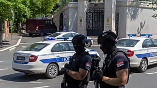 الشرطة الصربية قرب السفارة الإسرائيلية في بلغراد، عقب هجوم أسفر عن إصابة شرطي ومقتل المهاجم، 29 يونيو 2024. 