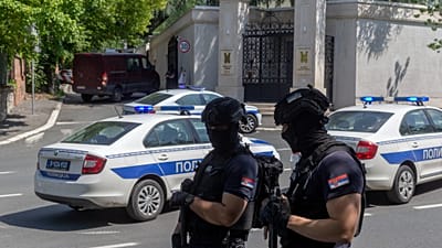 الشرطة الصربية قرب السفارة الإسرائيلية في بلغراد، عقب هجوم أسفر عن إصابة شرطي ومقتل المهاجم، 29 يونيو 2024. 