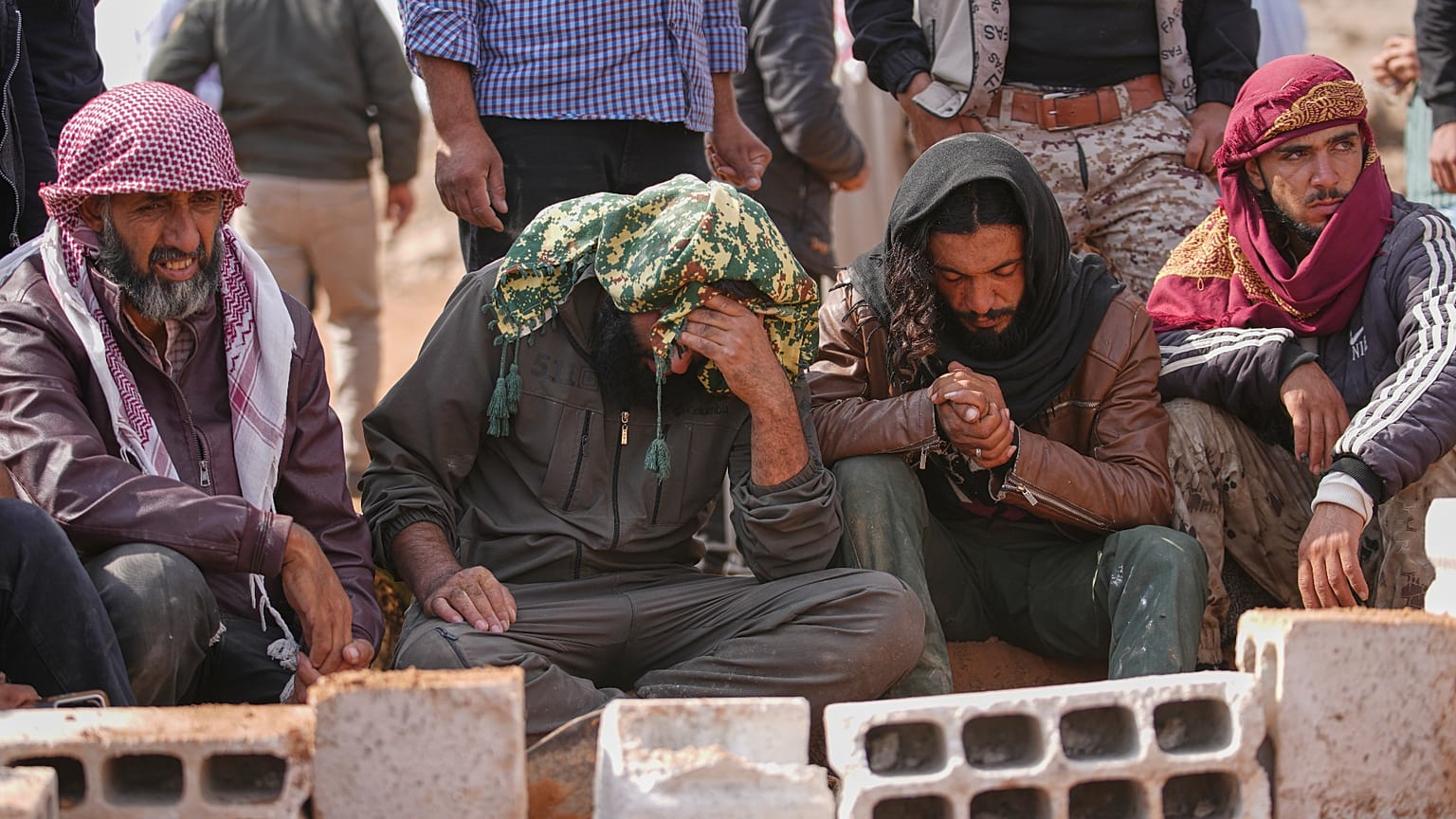 يصلي المشيعون خلال جنازة خمسة أفراد من نفس العائلة، من بينهم ثلاثة أطفال، قتلوا في غارة جوية أردنية، اعترف الأردن بأنها أسفرت عن مقتل مدنيين