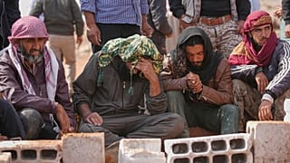 يصلي المشيعون خلال جنازة خمسة أفراد من نفس العائلة، من بينهم ثلاثة أطفال، قتلوا في غارة جوية أردنية، اعترف الأردن بأنها أسفرت عن مقتل مدنيين