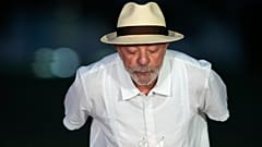 Presidente brasileiro Luiz Inácio Lula da Silva apaga velas de aniversário numa celebração dos seus 81 anos junto à residência oficial
