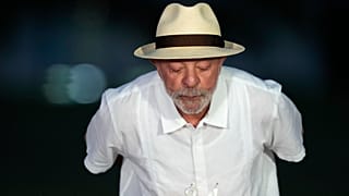 Presidente brasileiro Luiz Inácio Lula da Silva apaga velas de aniversário numa celebração dos seus 81 anos junto à residência oficial