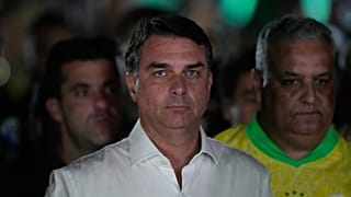 Opozycyjny kandydat na prezydenta, senator Flavio Bolsonaro, przybywa na wieczór wyborczy po drugiej turze głosowania w Brasílii w niedzielę 25 października 2026 r.