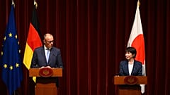 Friedrich Merz (esq.) e Sanae Takaichi numa conferência de imprensa em Tóquio em 28 de outubro de 2026