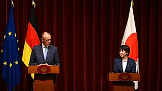 Friedrich Merz (l.) und Sanae Takaichi bei einer Pressekonferenz in Tokio am 28. Oktober 2026.