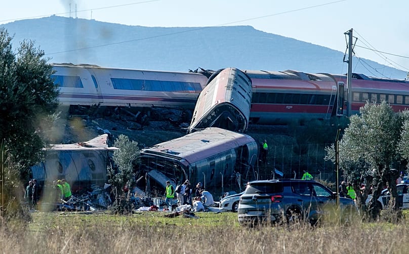 Rettungskräfte versorgen die Opfer an der Unfallstelle nach dem Zusammenstoß zweier Züge in Urda, Spanien, am Mittwoch, dem 28. Oktober 2026.
