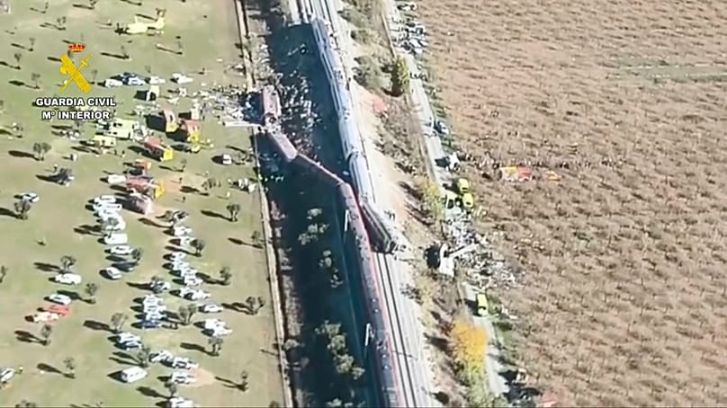 Cette image extraite d'une vidéo fournie par la Garde civile montre une vue aérienne des wagons sur le lieu d'une collision entre deux trains en Espagne, ce 28 octobre 2026.