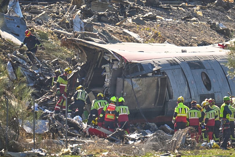 Les services d'urgence interviennent sur les lieux d'une collision entre deux trains à Urda, en Espagne, ce mercredi 28 octobre 2026.