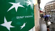 ARQUIVO. Uma mulher passa junto de um letreiro do banco BNP em Paris, França, 20 fev. 2008