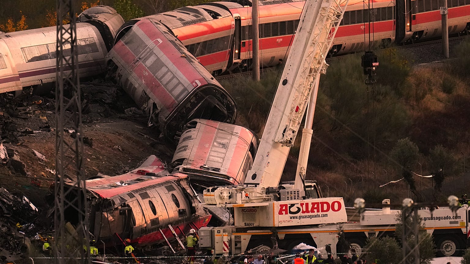 Los servicios de emergencia intervienen en el lugar de una colisión entre dos trenes en Urda, España, el miércoles 28 de octubre de 2026.