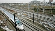 ARCHIVO: Un tren de alta velocidad AVE, en su primer viaje entre Madrid y Barcelona, ​​llega a Barcelona, ​​España, el 20 de febrero de 2008.