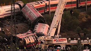 Los servicios de emergencia intervienen en el lugar de una colisión entre dos trenes en Urda, España, el miércoles 28 de octubre de 2026.