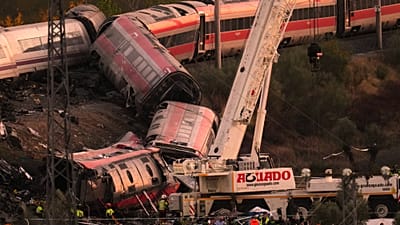 Los servicios de emergencia intervienen en el lugar de una colisión entre dos trenes en Urda, España, el miércoles 28 de octubre de 2026.
