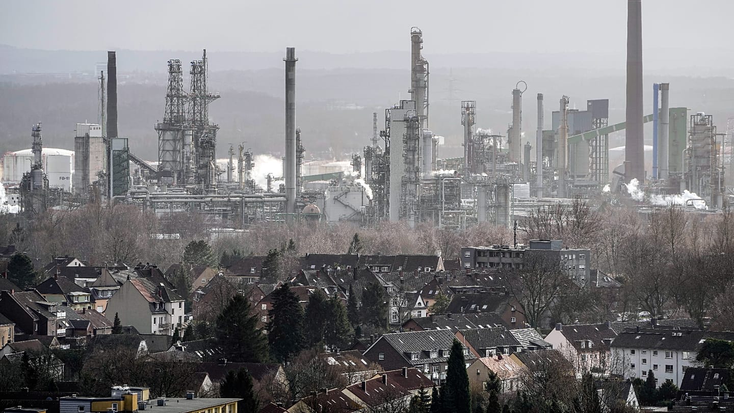 euronews.com - Marta Pacheco - Europe needs more oil refineries to weather energy shocks, EU warns