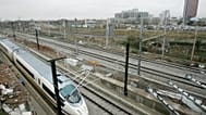 ARCHIVO: Un tren de alta velocidad AVE, en su primer viaje entre Madrid y Barcelona, ​​llega a Barcelona, ​​España, el 20 de febrero de 2008.