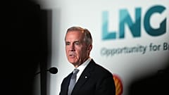 Mark Carney miniszterelnök beszél, miután az LNG Canada bejelentette, hogy folytatja a 2. fázisú bővítési projektet kitimati LNG-terminálján, 2026 szeptemberében.