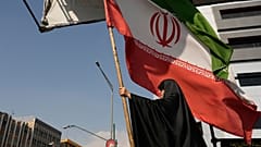 امرأة تحمل العلم الإيراني كجزء من حملة مؤيدة للحكومة في وسط مدينة طهران، إيران، الاثنين 26 أكتوبر 2026. (AP Photo/فاهد سليمي)