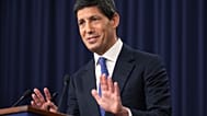 FILE. Federal Reserve Board Chairman Kevin Warsh speaks during a news conference in Washington, 16 Sept. 2026