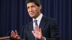 ARQUIVO. Presidente do Conselho da Reserva Federal Kevin Warsh fala durante conferência de imprensa em Washington, 16 set. 2026