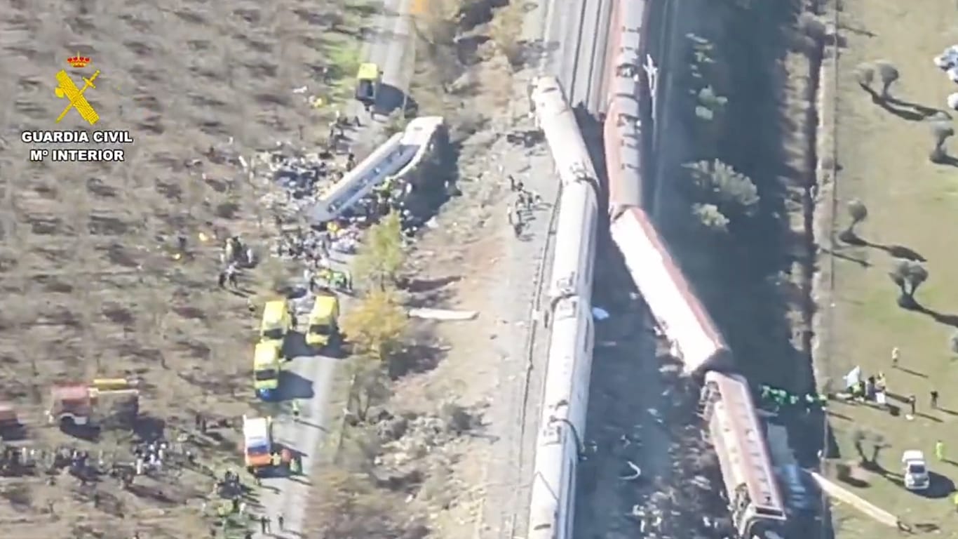 Video. First aerial images show scene of deadly train crash in Toledo ...