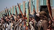 هواداران حوثی با سلاح در گردهمایی مسلحانه قبایل در صنعا، یمن؛ ۷ اکتبر ۲۰۲۶