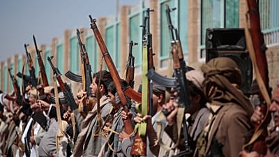 هواداران حوثی با سلاح در گردهمایی مسلحانه قبایل در صنعا، یمن؛ ۷ اکتبر ۲۰۲۶