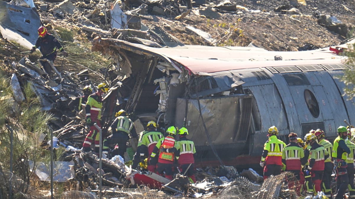 Pictures show rescue efforts after deadly Spain train collision