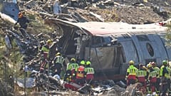 Les services de secours prennent en charge les victimes sur le site d'une collision entre deux trains à Urda, en Espagne, mercredi 28 octobre 2026. (Photo AP/Manu Fernández)