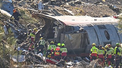 Los servicios de emergencia atienden a las víctimas en el lugar de un choque entre dos trenes en Urda, España, el miércoles 28 de octubre de 2026. (Foto AP/Manu Fernández)