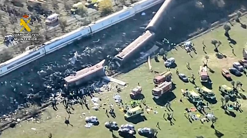 Esta imagen, extraída de un vídeo facilitado por la Guardia Civil, muestra una vista aérea de los vagones y los servicios de emergencia en el lugar del accidente, donde se pro