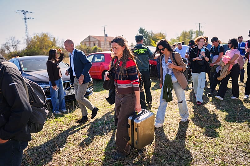 Los pasajeros rescatados de uno de los trenes implicados en una colisión llegan a un lugar seguro en Urda, España, el miércoles 28 de octubre de 2026. (Foto AP/Manu Fernández)