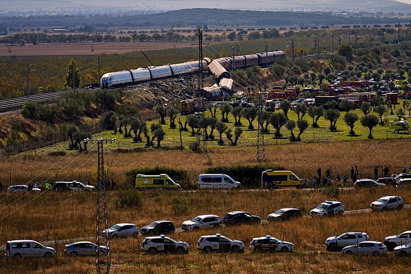 Los servicios de emergencia trabajan en el lugar de una colisión entre dos trenes en Urda, España, el miércoles 28 de octubre de 2026. (Foto AP/Manu Fernández)